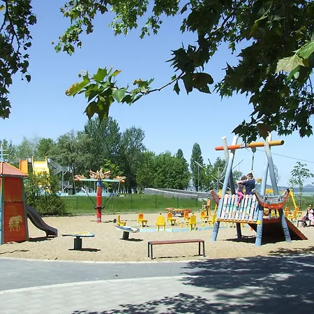 Panni Nyaralo Koezel A Parthoz Holiday home *