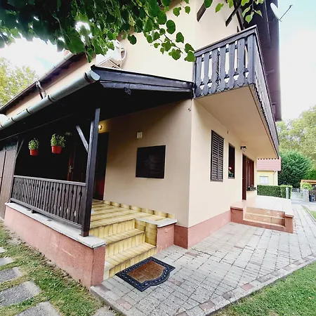 Panni Nyaralo Koezel A Parthoz Holiday home Balatonboglar